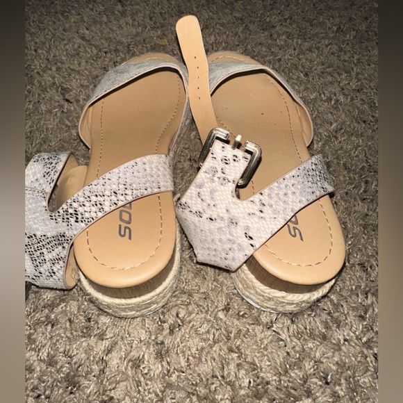 Soda Boutique Platform Sandals - Picture 3 of 3